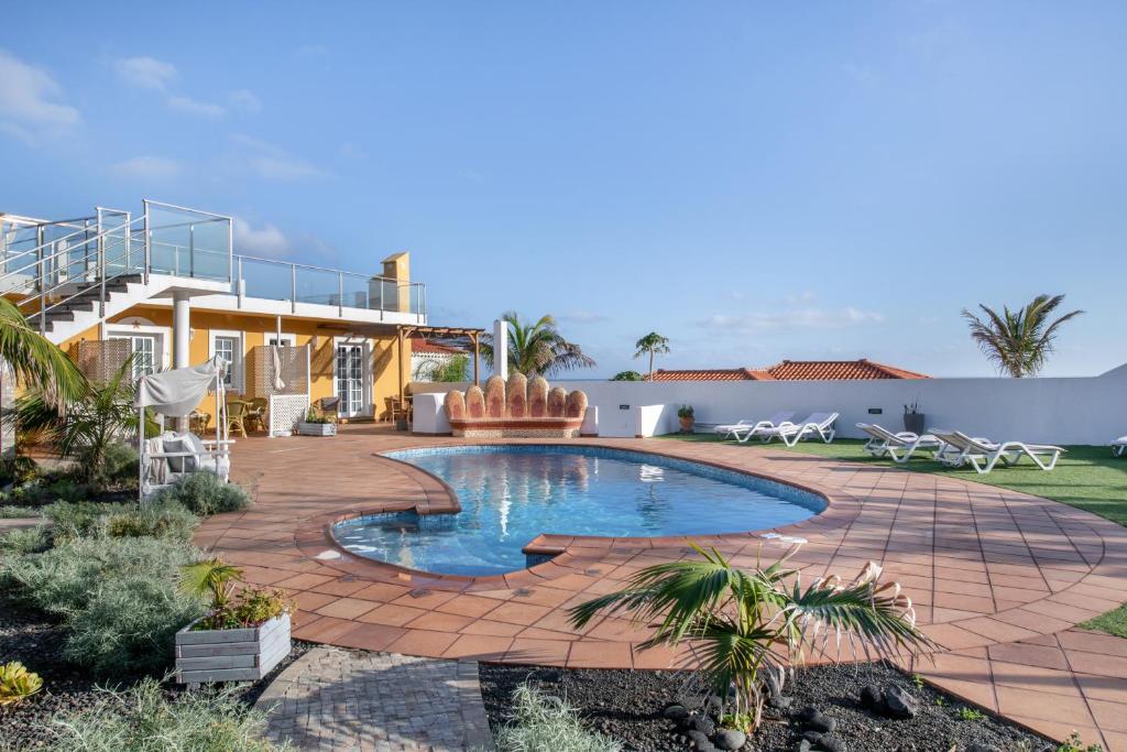 a swimming pool with a fountain in a yard at Viento de Sal in Mazo