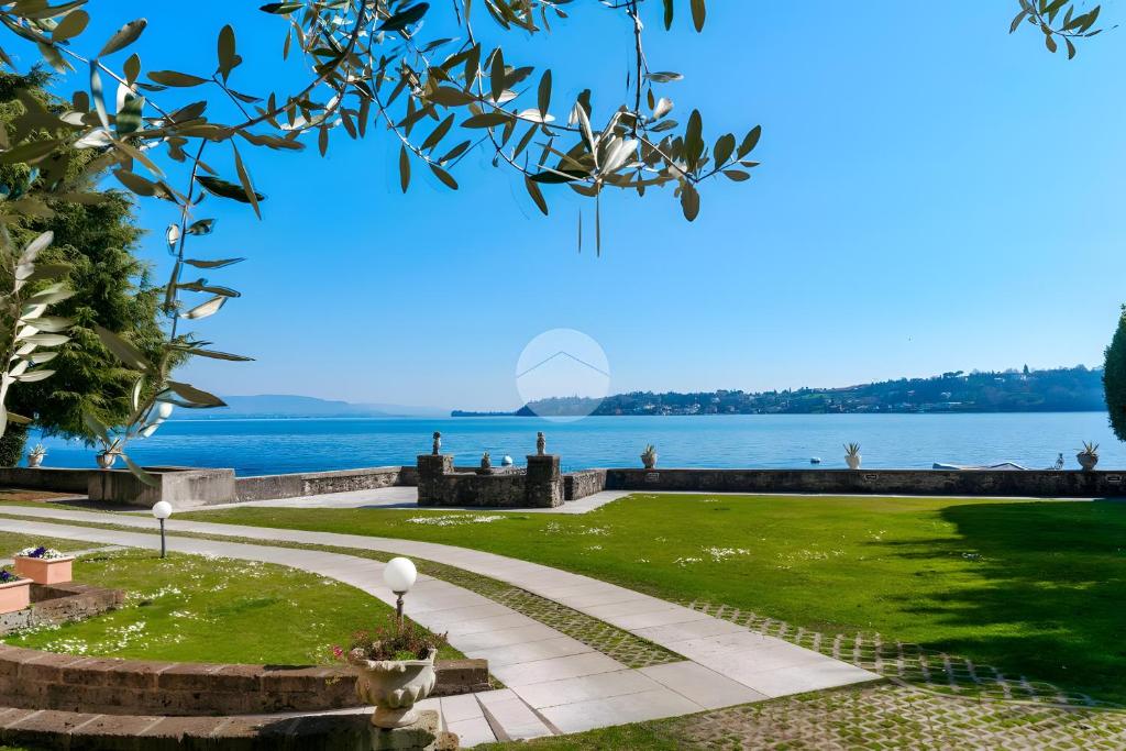 a park with a view of the water at Aa Apartments La Gioconda in Salò