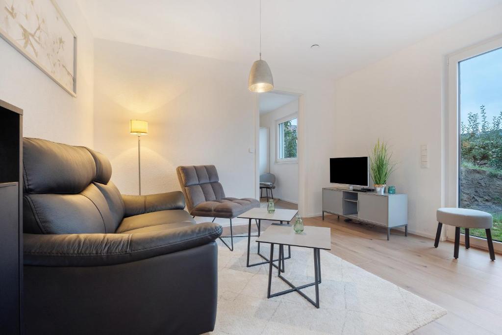 a living room with a couch and a tv at Unterkunft für Messen und Freizeit in Hemmingen