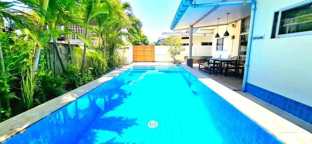 Piscina de la sau aproape de บ้านชายเล ปราณบุรี Baan Pim