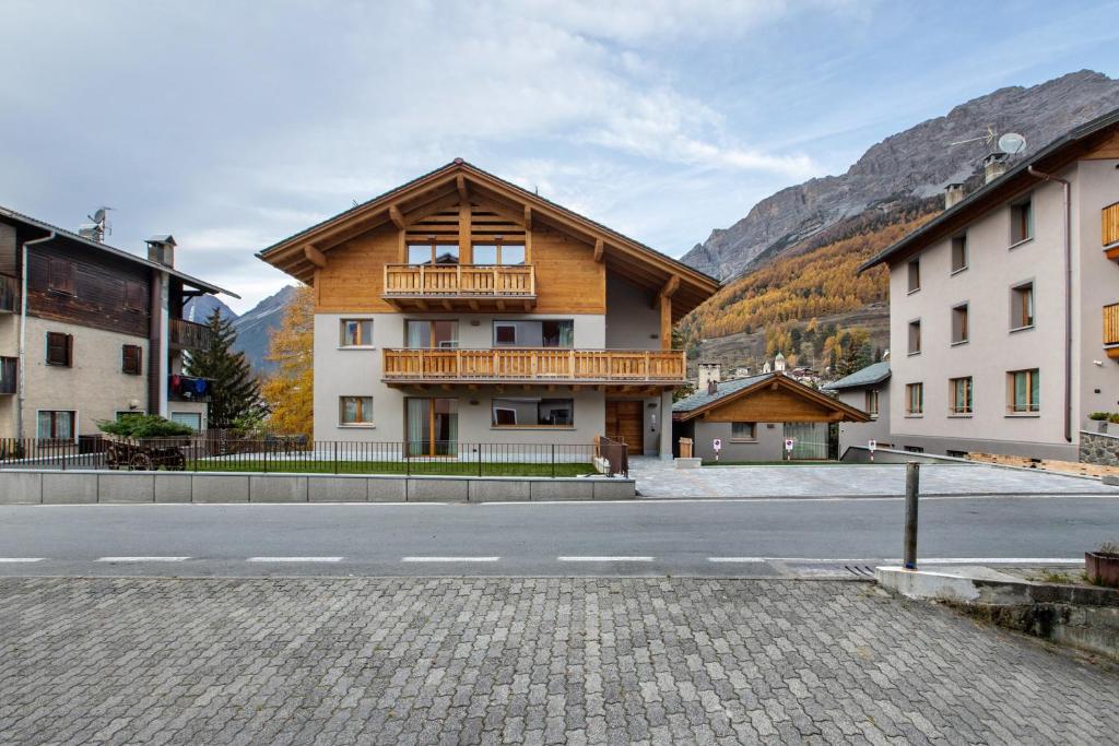 a building with a balcony on the side of a street at Quattropassi Bormio Mortirolo in Bormio