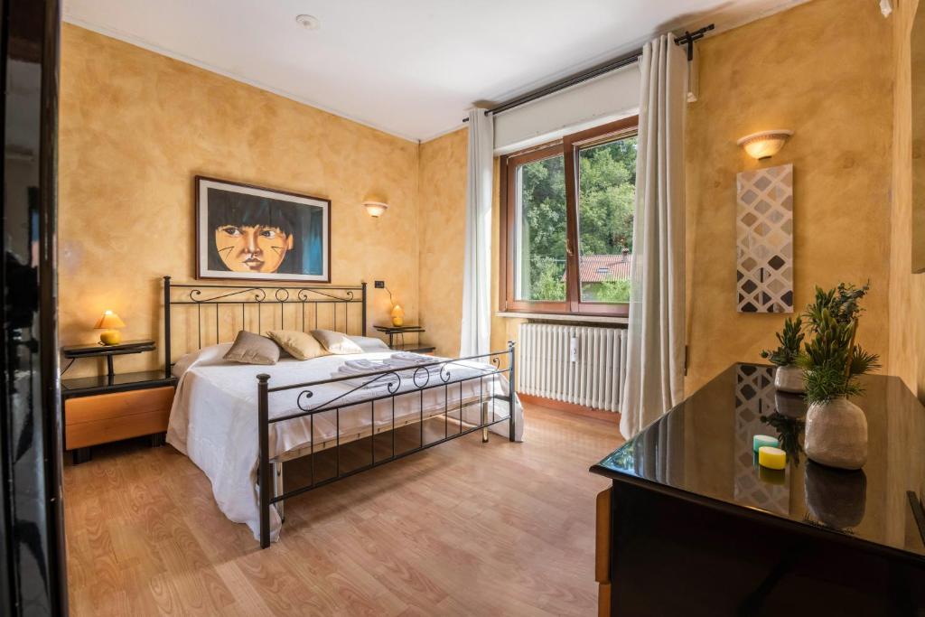 a bedroom with a bed and a window at Appartamento vista lago in Sulzano