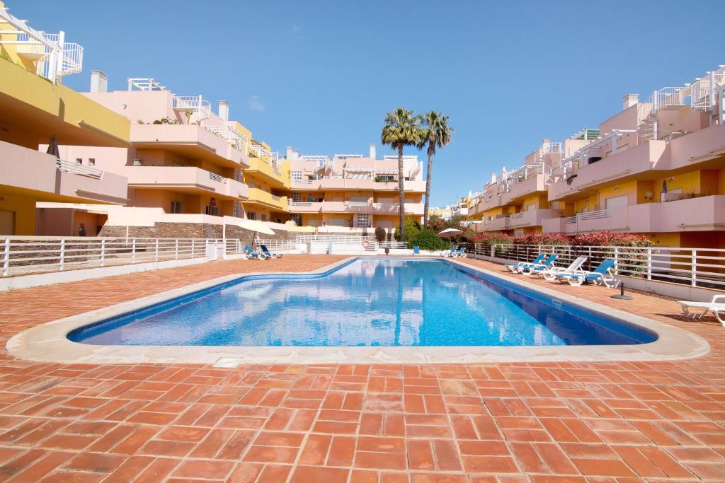 a swimming pool in the middle of a building at Apartamento Royal Cabanas Golf in Conceição