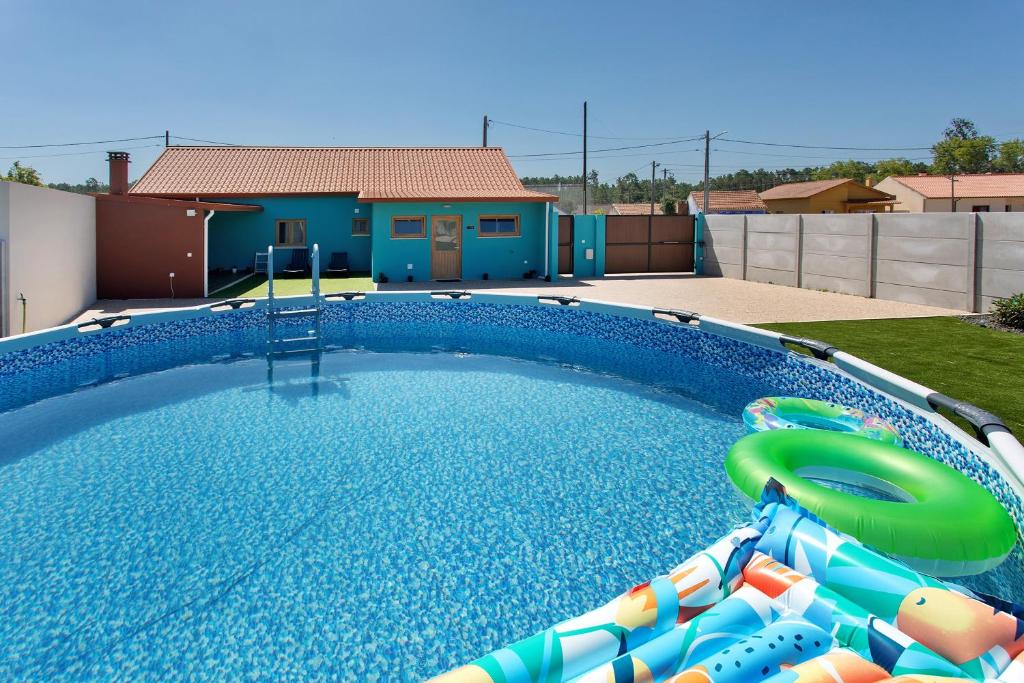 a large swimming pool with a inflatable at Casa do Canudo in Marinha Grande