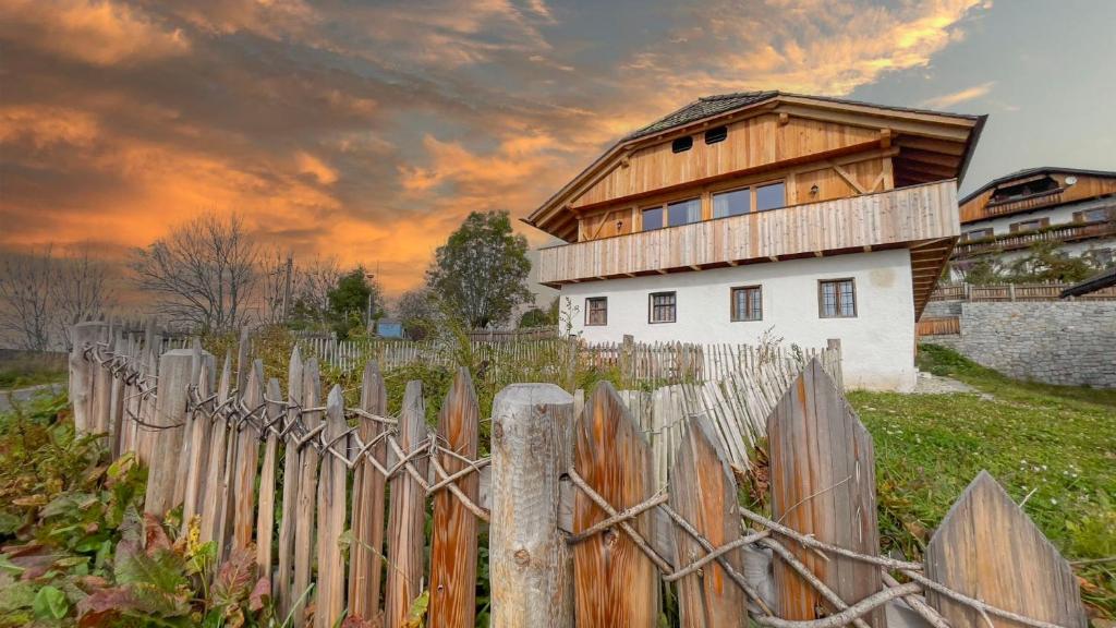 a wooden fence in front of a house at Peintnerhof Percha in Perca