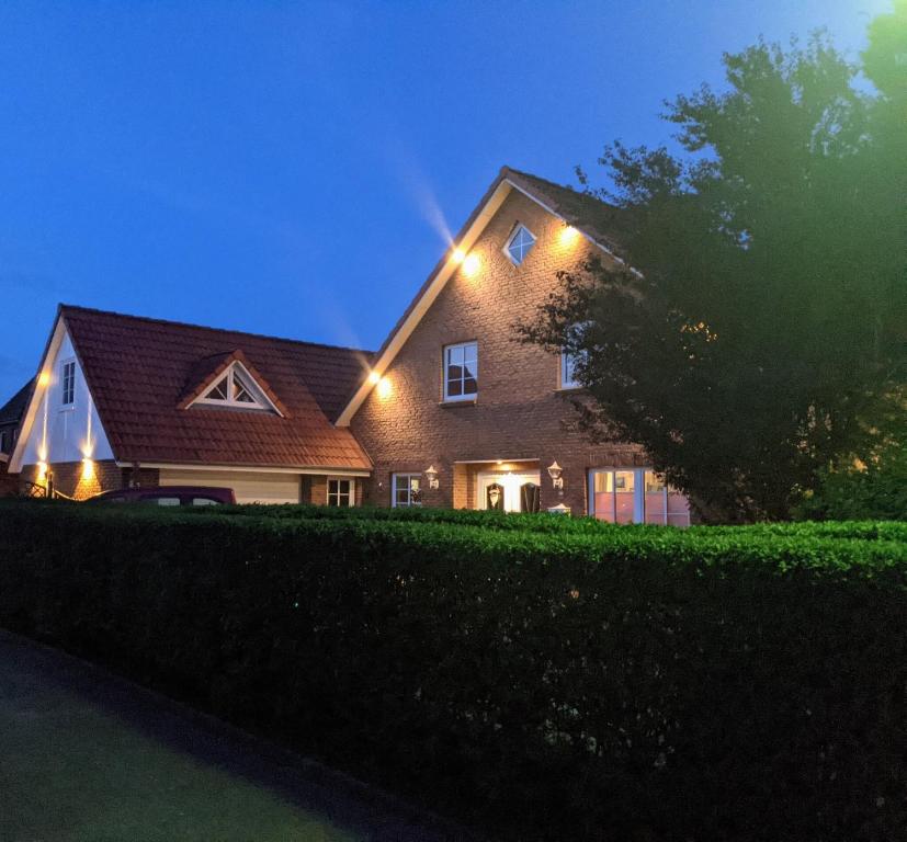 a house with lights on the side of it at Ferienwohnung Auszeit in Niebüll