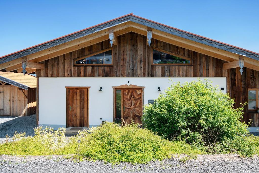 ein Haus mit Holzwänden und Holztüren in der Unterkunft Bergchalet 1 in Freyung