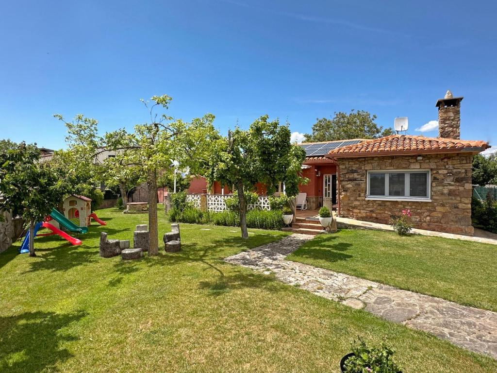 a house with a yard with a playground at Villa Mila in Tera