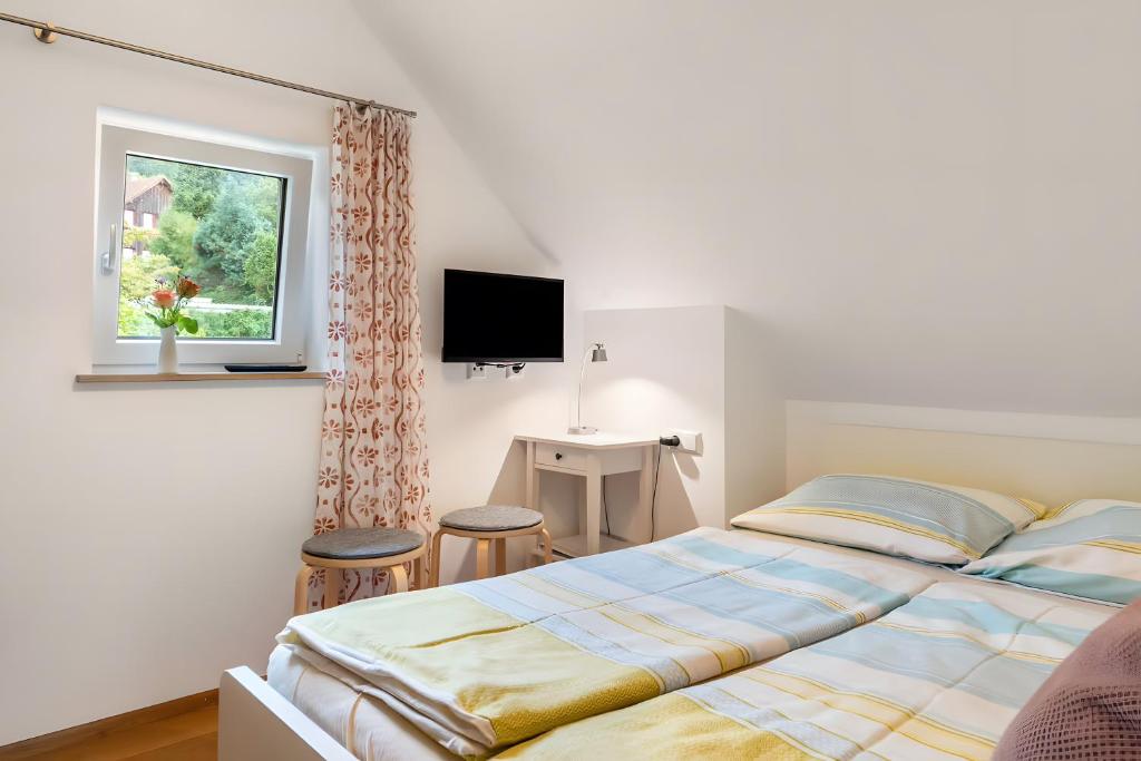a bedroom with a bed and a window at Kleines Zimmer am See in Bodman-Ludwigshafen