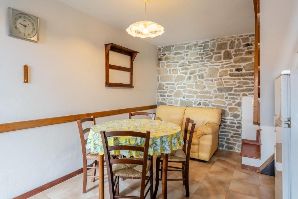 a dining room with a table and chairs at Casa Mary in Prataccio