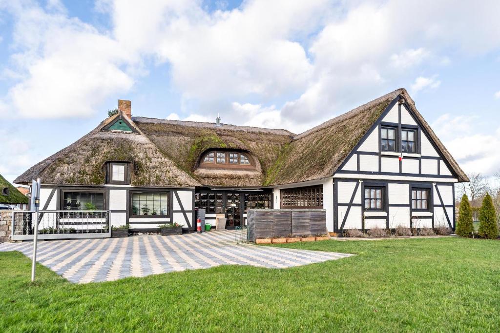 an old house with a thatched roof at Ferienwohnung Eichkater in Dannau