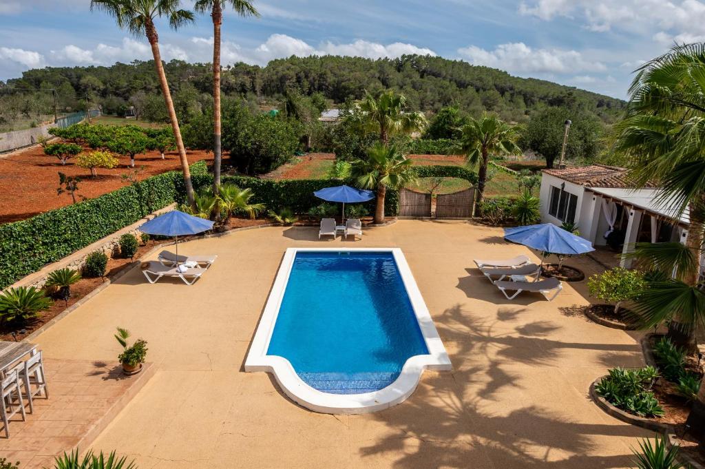 an overhead view of a swimming pool with chairs and umbrellas at Villa Can Andreuet de Baix in Illes Balears