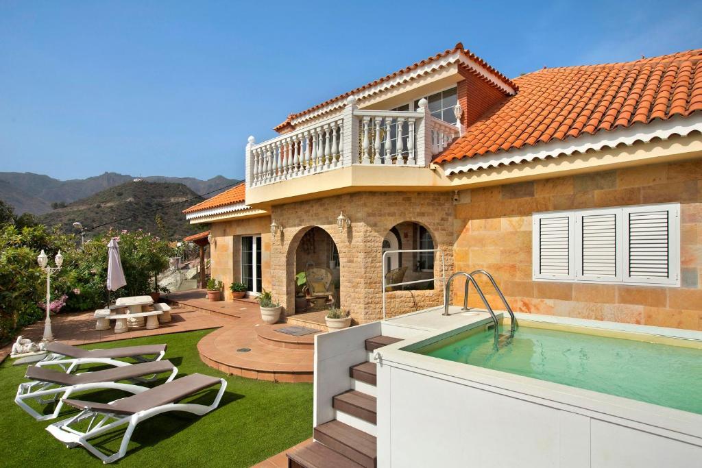 a house with a swimming pool in a yard at Holiday Home Hemi in Valsequillo