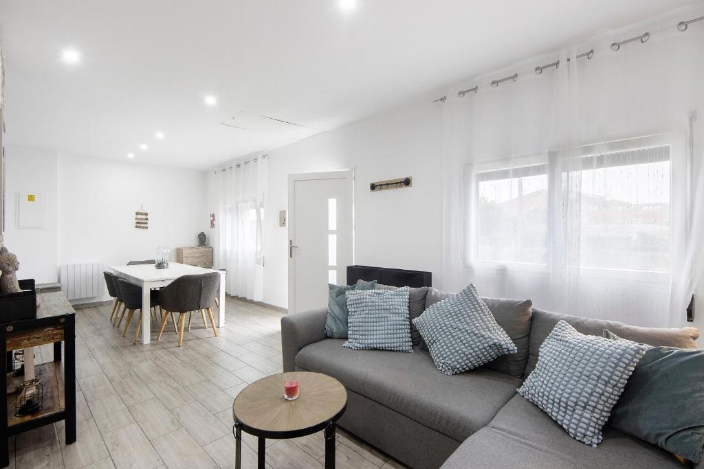 a living room with a couch and a table at Guesthouse dos Limites in Espinho