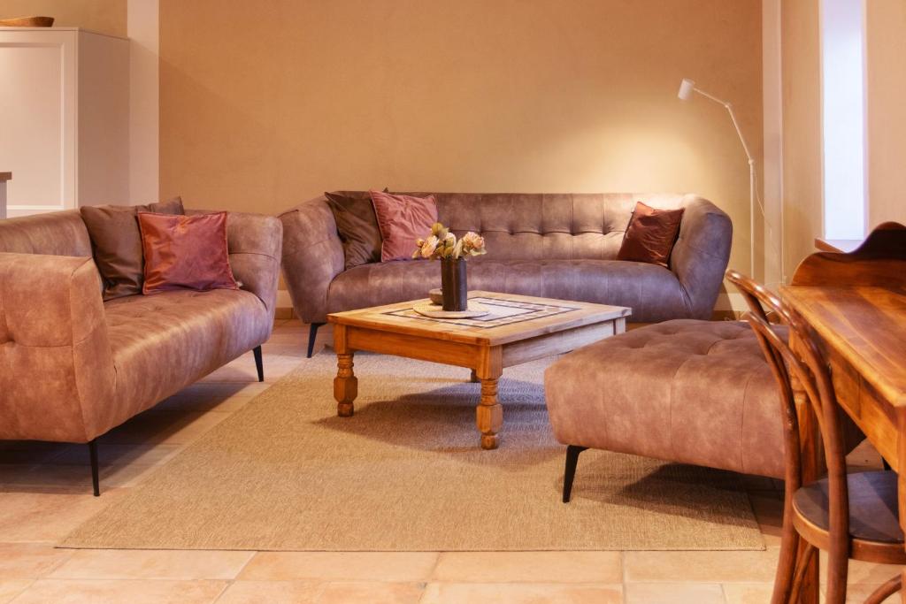 a living room with couches and a coffee table at Fewo Hohe Liebe in Rathmannsdorf