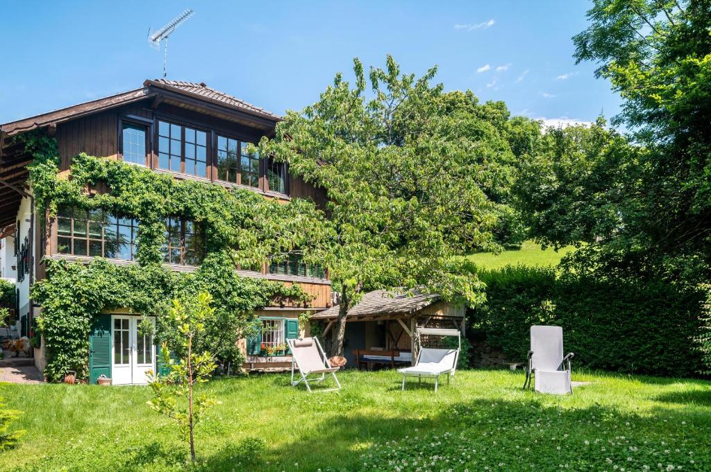 ein Haus mit Stühlen davor in der Unterkunft Haus Botter in Klobenstein