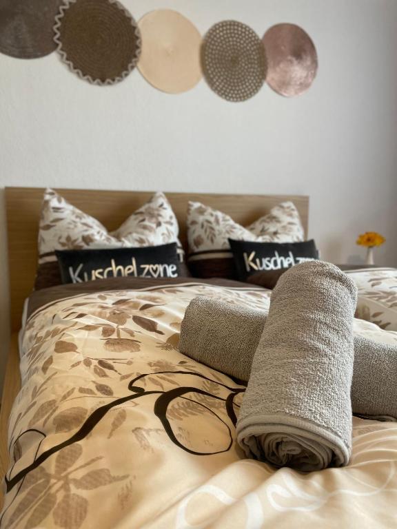 a bed with pillows on it in a bedroom at Ruhige Ferienwohnung Zeithain in Zeithain
