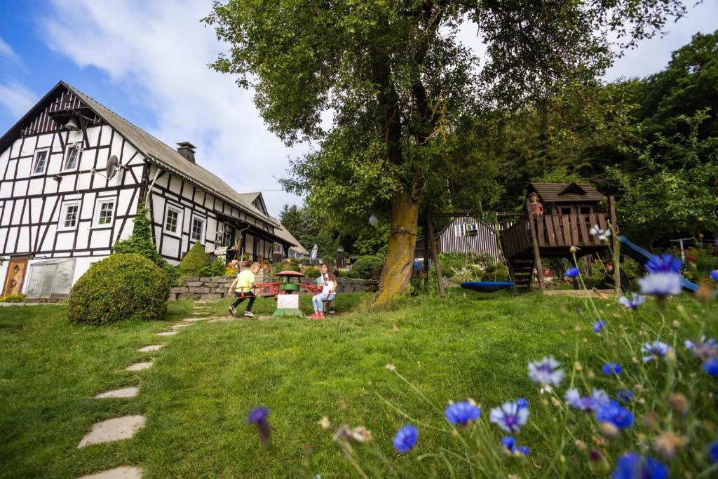 a family playing in the yard of a house at Hof Keppel, der stromlose Urlaub in Schmallenberg