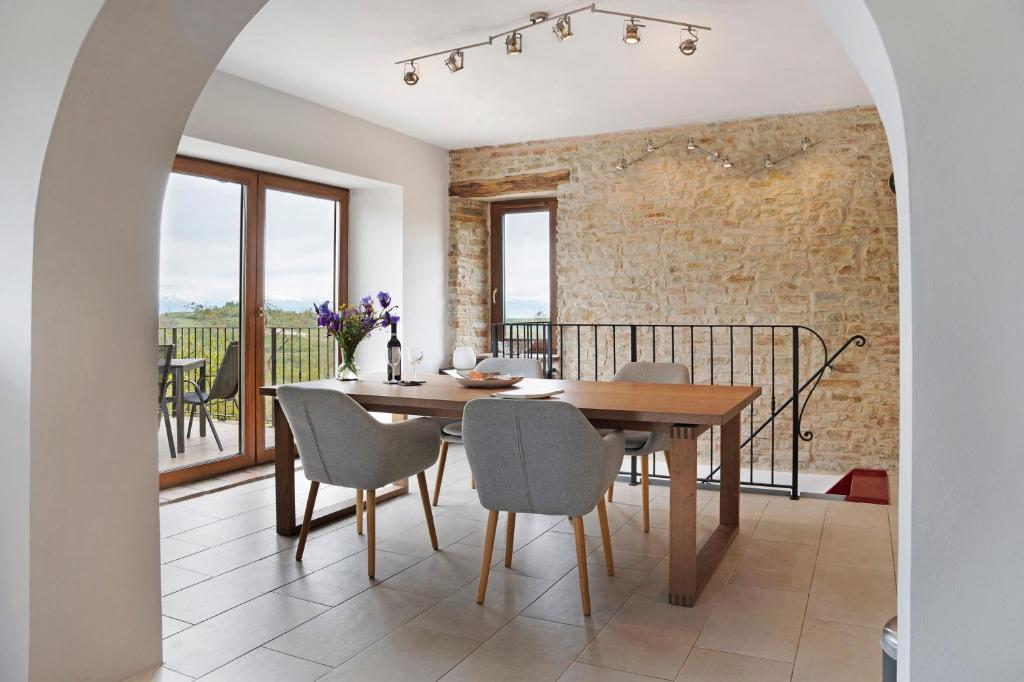 a dining room with a table and chairs at Casa Rea in Murazzano