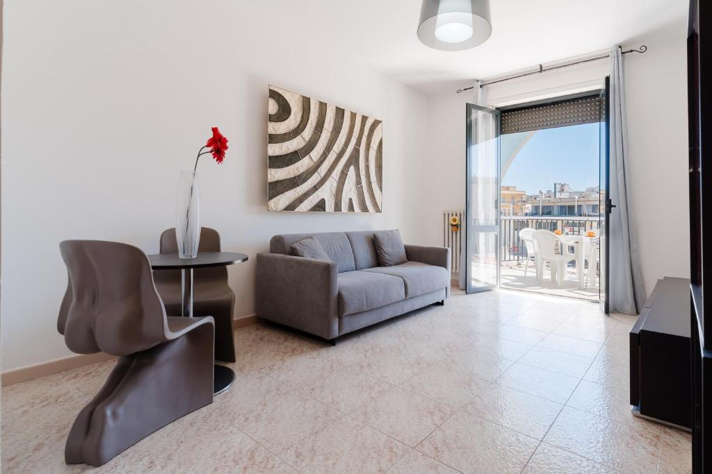a living room with a couch and a table at Casa Idrusa a Otranto in Otranto