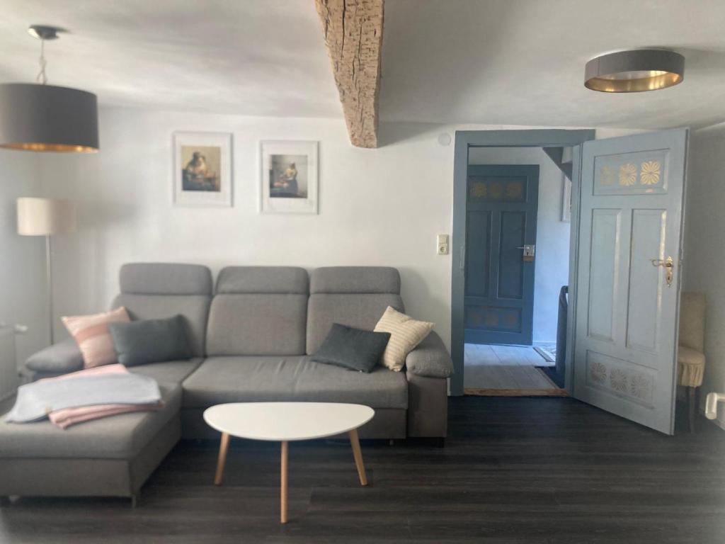 a living room with a couch and a table at Charmante Ferienwohnung im Gässchen in Rudolstadt