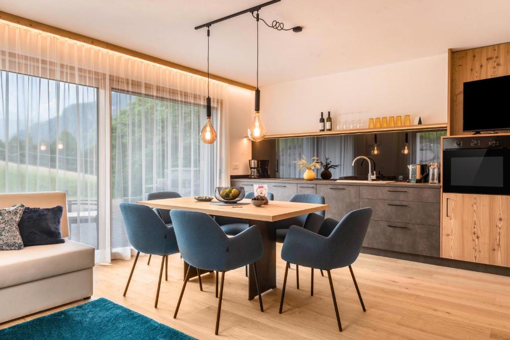 a kitchen and dining room with a table and chairs at Apt Lara Siela in Ortisei