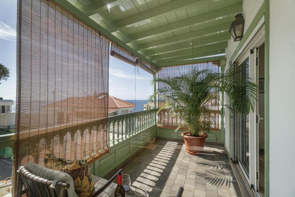 a balcony with a view of the ocean at Villa Spinnaker Playa in Puerto de Santiago