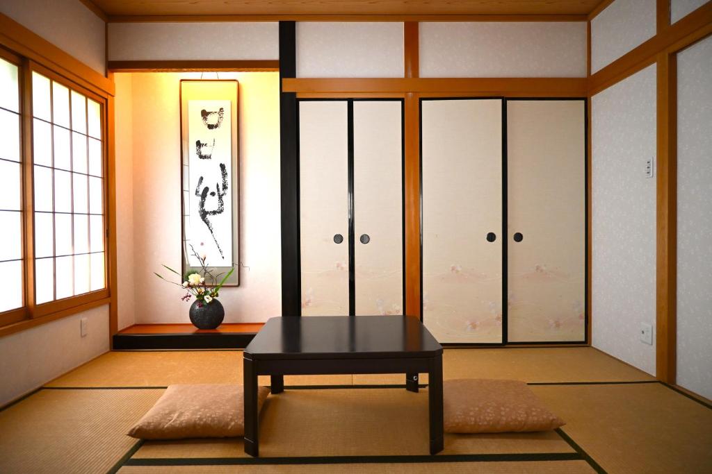 a room with a table in a room with lockers at 心宿 伏見稲荷 in Kyoto