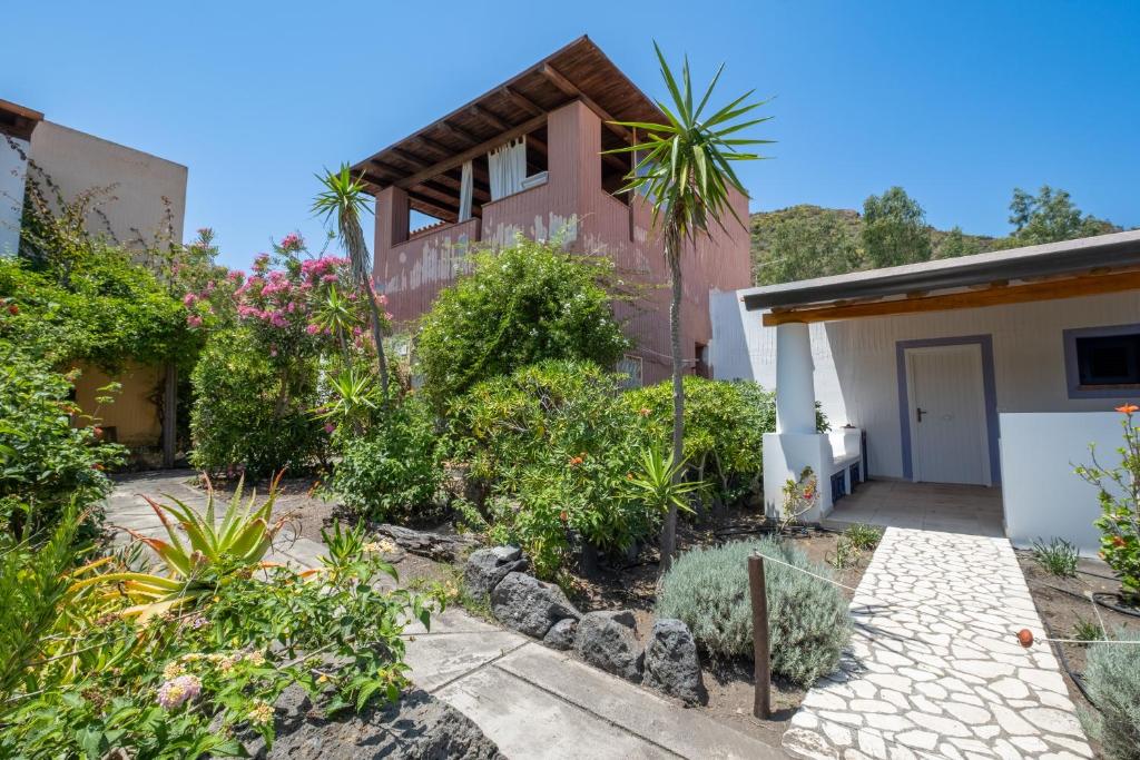 a house with a garden in front of it at Jerà D72 Vista Mare in Vulcano