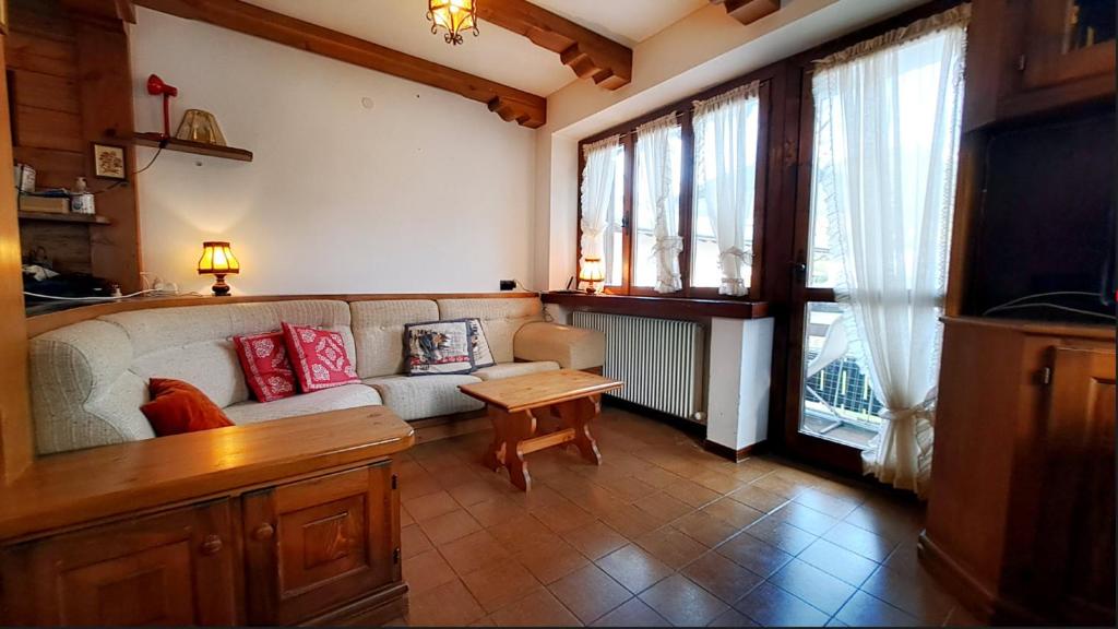 a living room with a couch and a table at Antelao Relax a Vinigo in Vinigo