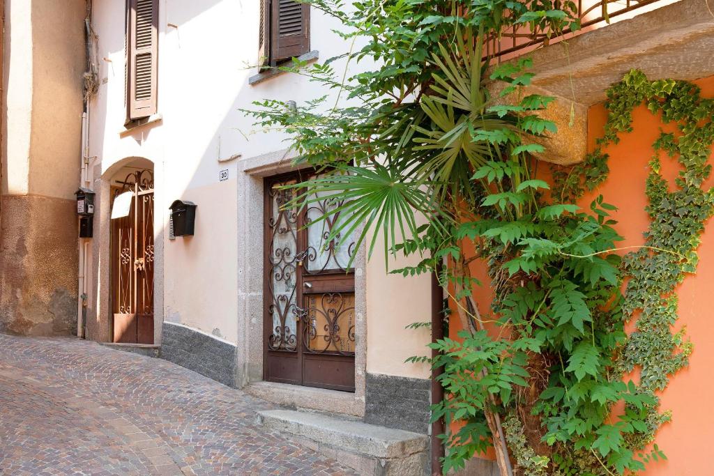 a cobblestone street in front of a building with a door at Casa Vacanza Malva in Baveno