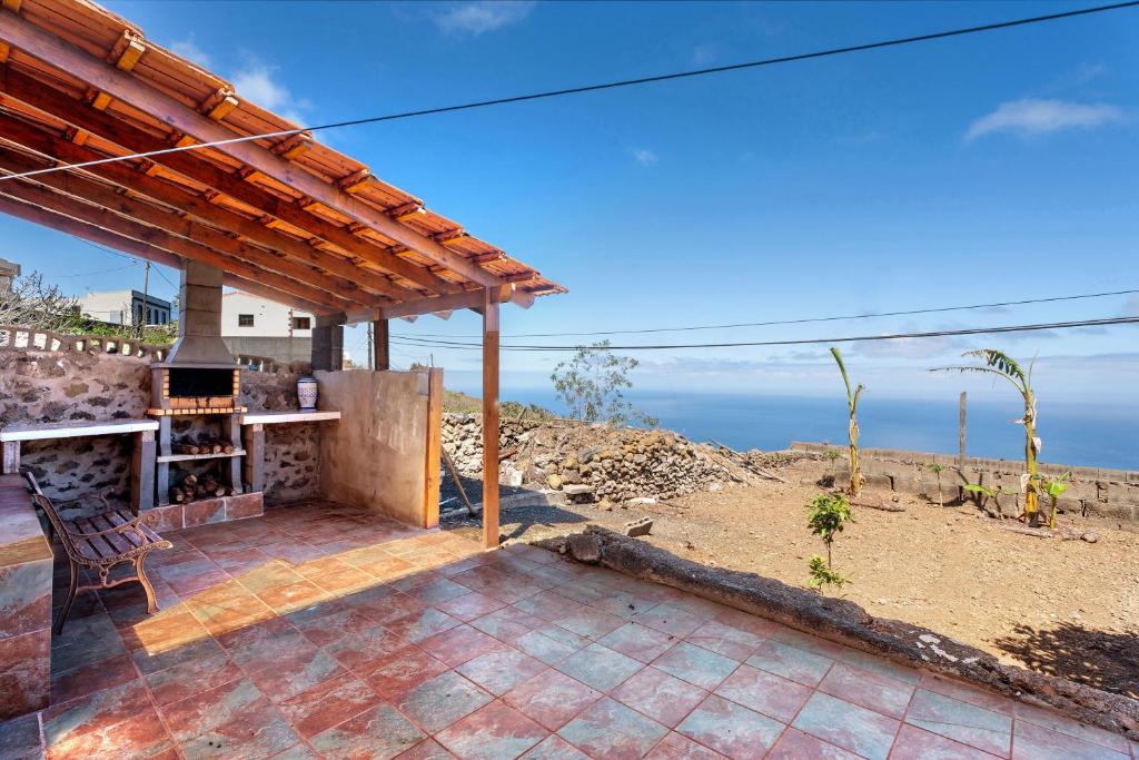 a patio with a grill and a view of the ocean at Casa Maruca 1 in Valverde