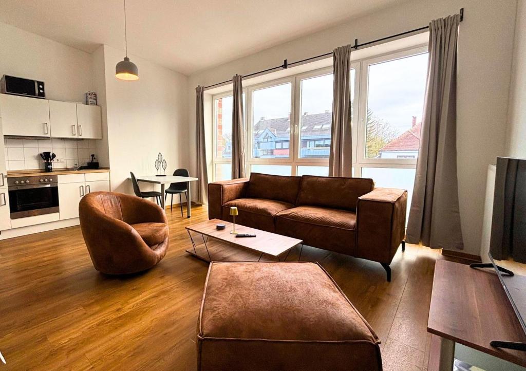 a living room with a couch and a table at Flexi Flats in Lingen