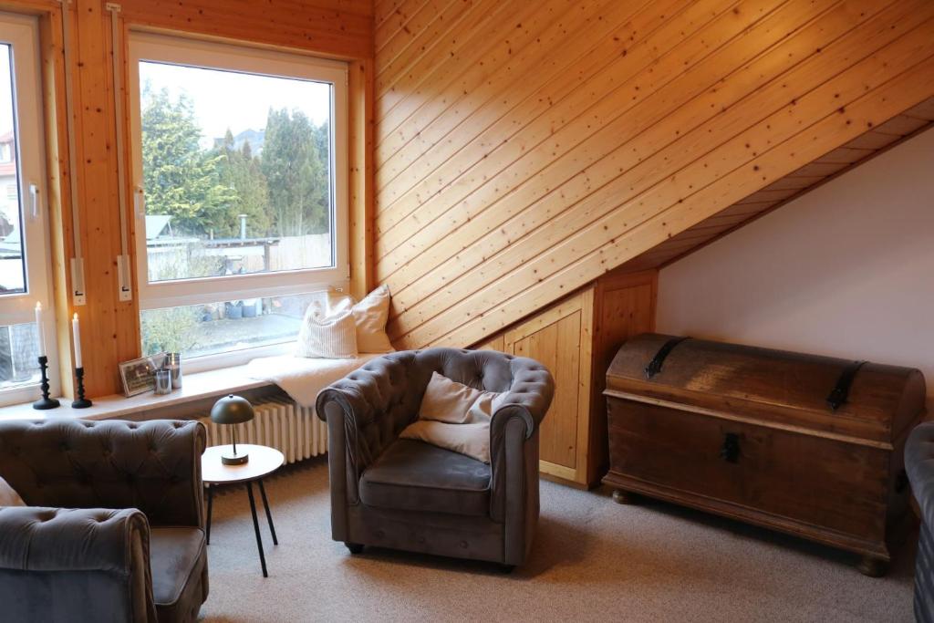 a living room with two chairs and a window at Apartment Gartenblick in Korbach