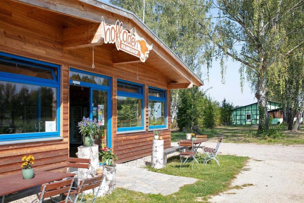 a restaurant with a table and chairs outside of it at Ferienhaus Im Teichland Linum in Fehrbellin