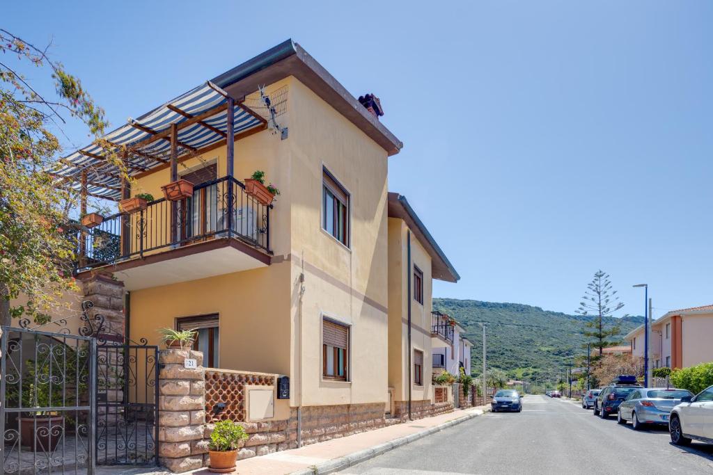 a house with a balcony on a street at Paolo e Francesca in Bosa Marina
