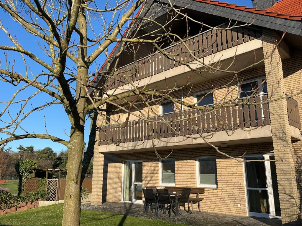 ein Gebäude mit einer Terrasse an der Seite in der Unterkunft Seeblick in Versmold