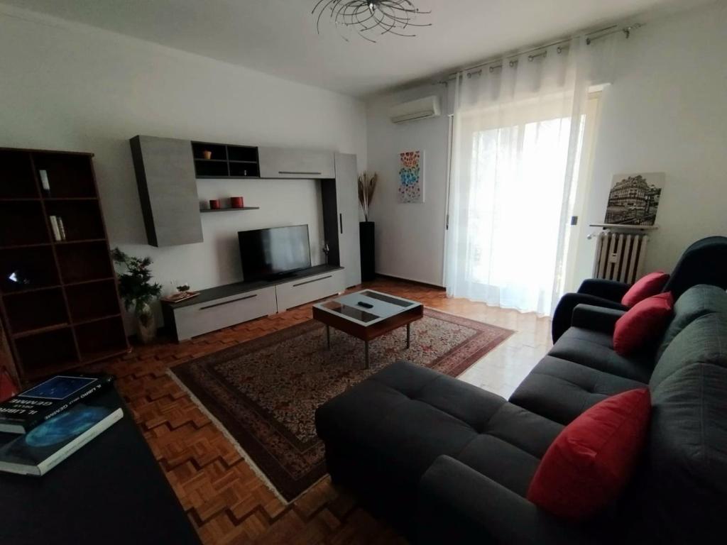 a living room with a couch and a tv at Casa Delle Gemme in Valenza