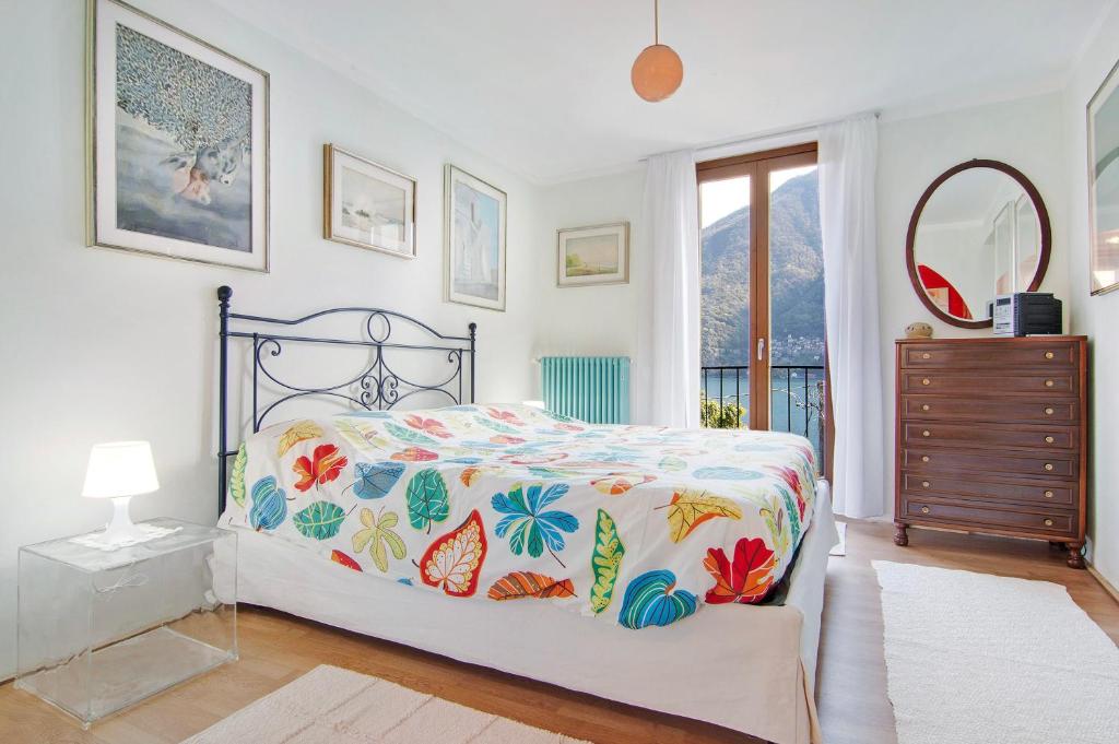 a bedroom with a bed and a dresser and a window at Casa Armando in Laglio