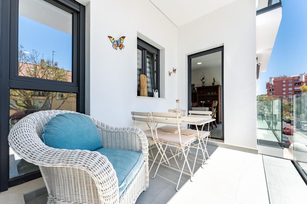 a living room with a wicker chair and a table at Apartamento Novasol in Fuengirola