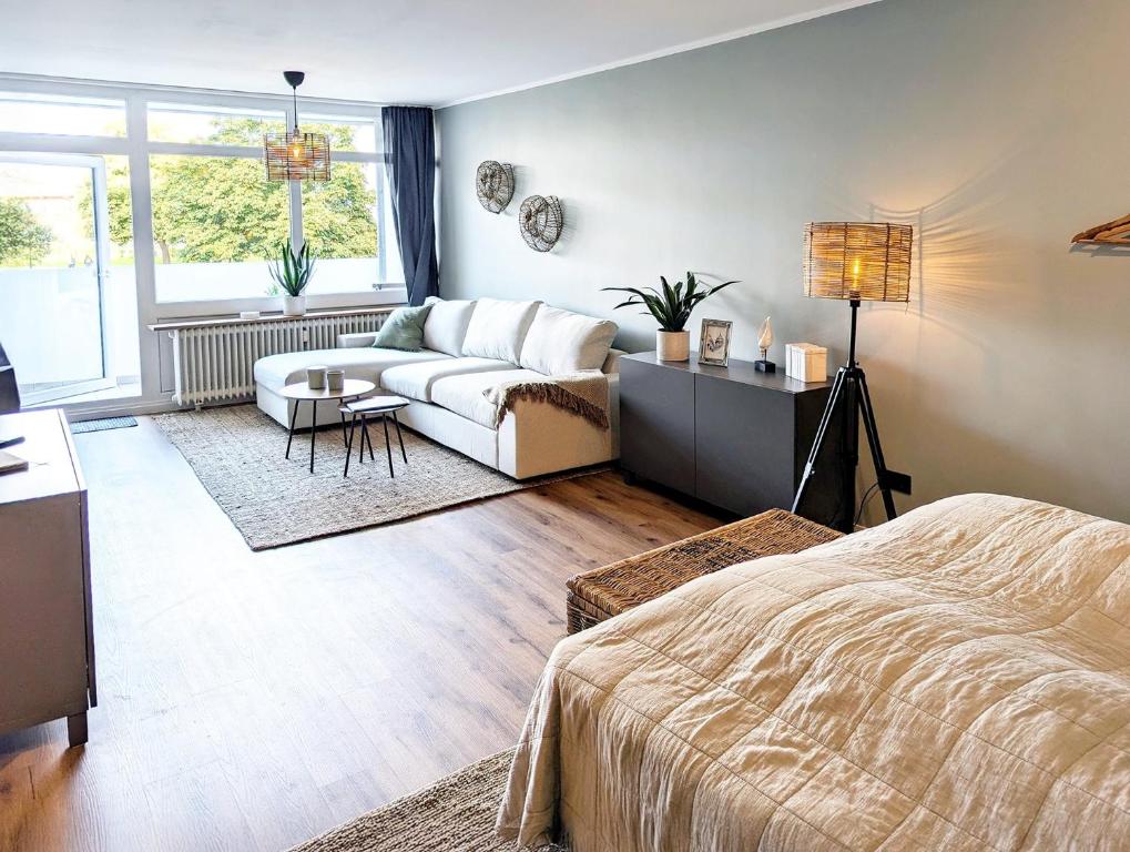 a living room with a bed and a couch at Ferienwohnung Nautilus in Heiligenhafen