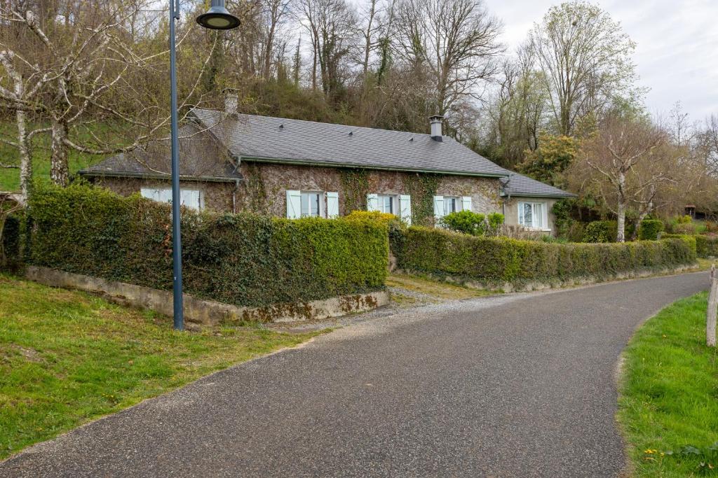 a house on the side of a road at La maison de vacances Mathieu in Artigues