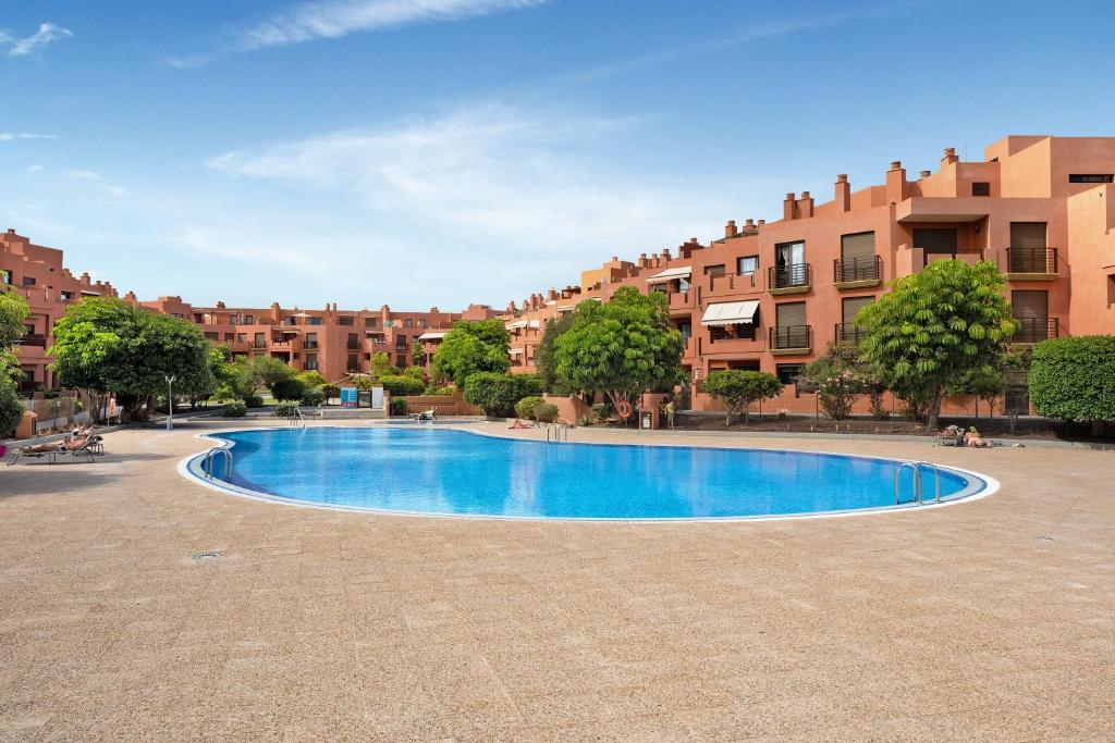 a swimming pool in the middle of a building at Ático Beach Sotavento in La Tejita