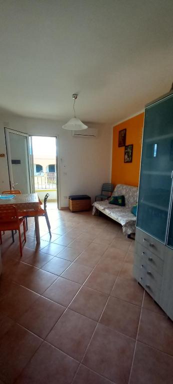 a living room with a room with a table and a bed at Villetta Nicola in Salve