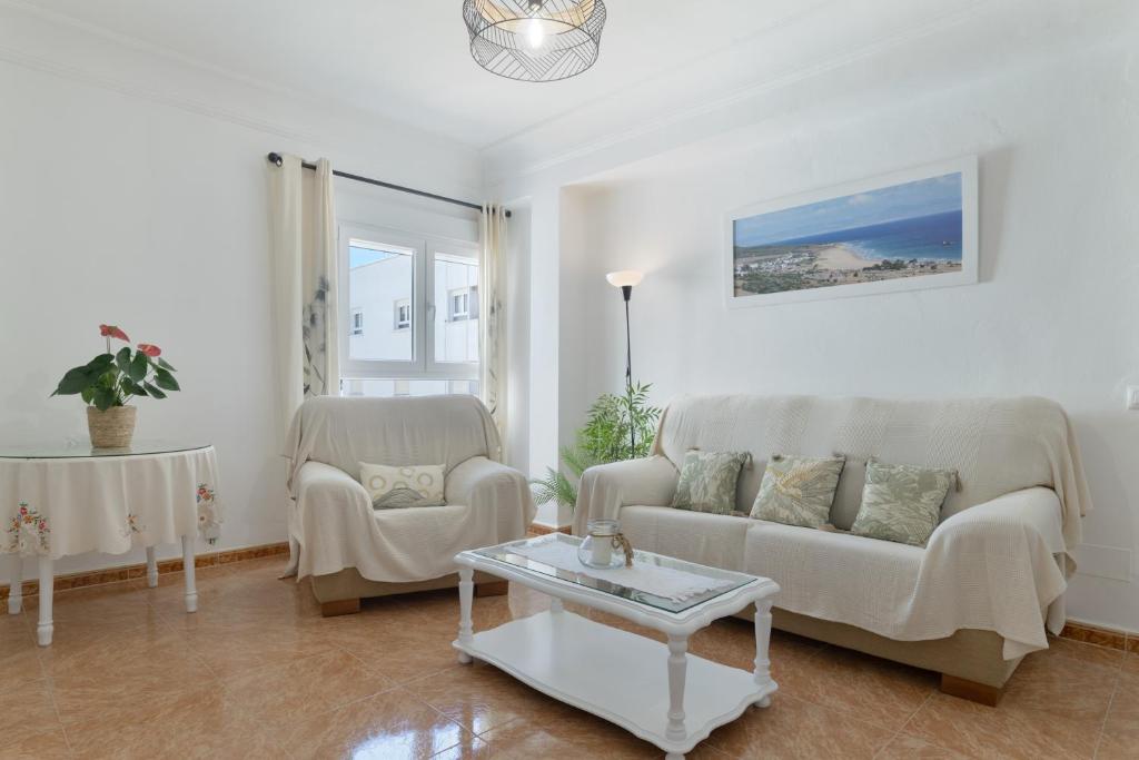 a living room with a couch and a table at Céntrico apartamento en Tarifa in Tarifa