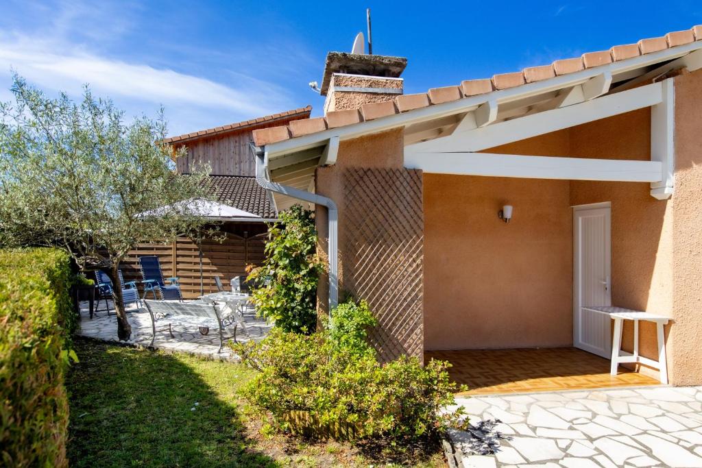 a side view of a house with a door at Maisonnette Botticelli - Ares in Arès