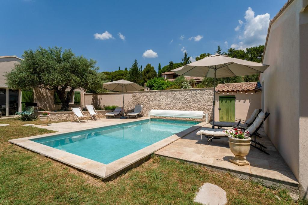 a swimming pool in the backyard of a house at Lou Cigaloun in Bédoin