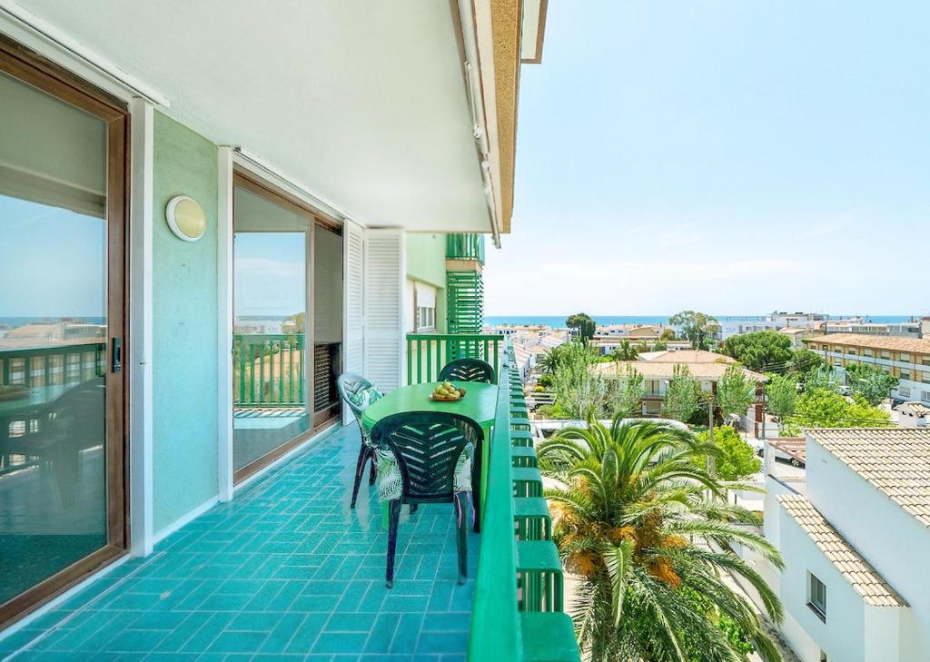 ein Balkon mit Tisch und Stühlen und Meerblick in der Unterkunft Mirador Altafulla in Altafulla