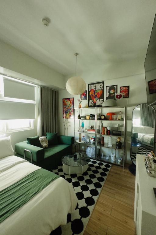 Llit o llits en una habitació de Stylish Condo Near Mall with Pool & Netflix