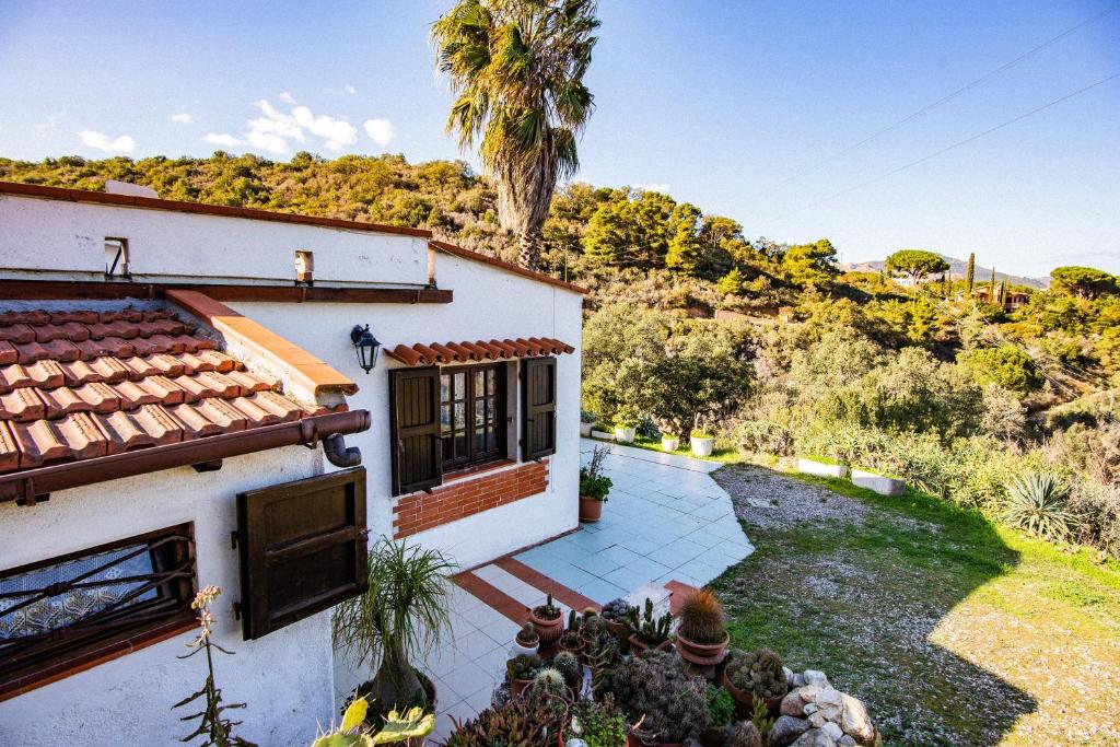 an exterior view of a house with a yard at Casa Country in Capoliveri